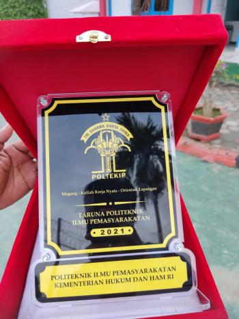 Penyerahan Cinderamata dari Taruna ke Kepala Rutan Kelas IIB Kotabumi